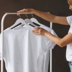 kuidas-kiiresti-vabaneda-kollastest-higiplekkidest-riietel-isegi-vanad-margid-kaovad.webp.webp